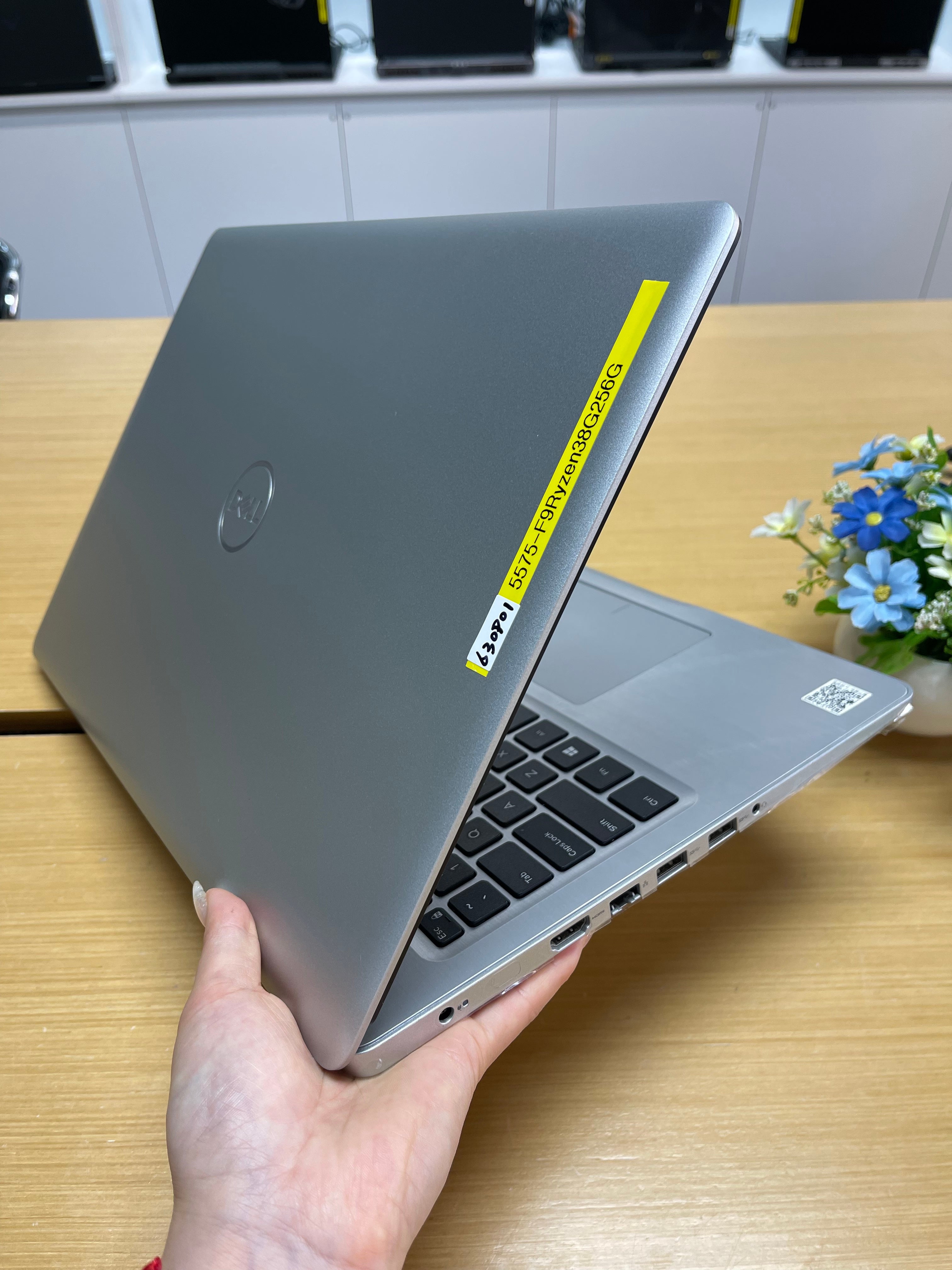 630901 Dell Inspiron 5575 15.6” (Ryzen 3 2200U | 8GB RAM | 256GB SSD | Vega 3 Graphics)
