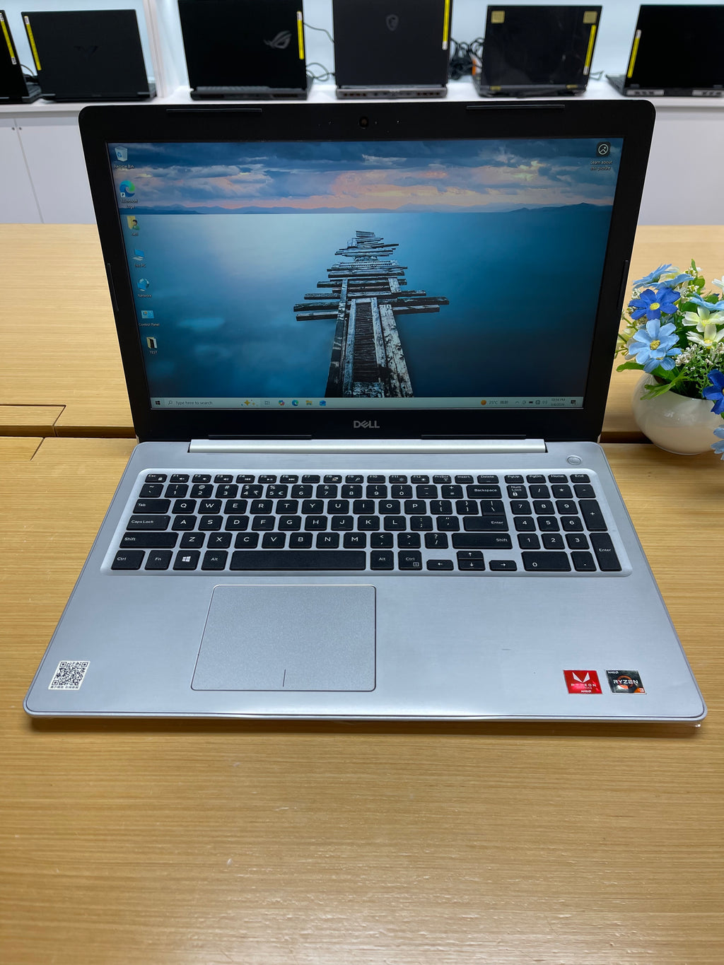 630901 Dell Inspiron 5575 15.6” (Ryzen 3 2200U | 8GB RAM | 256GB SSD | Vega 3 Graphics)