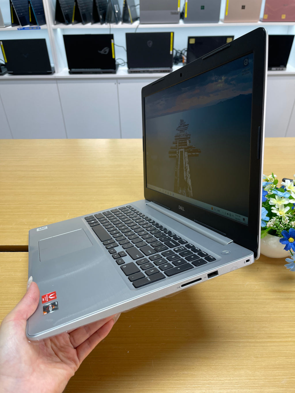 630901 Dell Inspiron 5575 15.6” (Ryzen 3 2200U | 8GB RAM | 256GB SSD | Vega 3 Graphics)