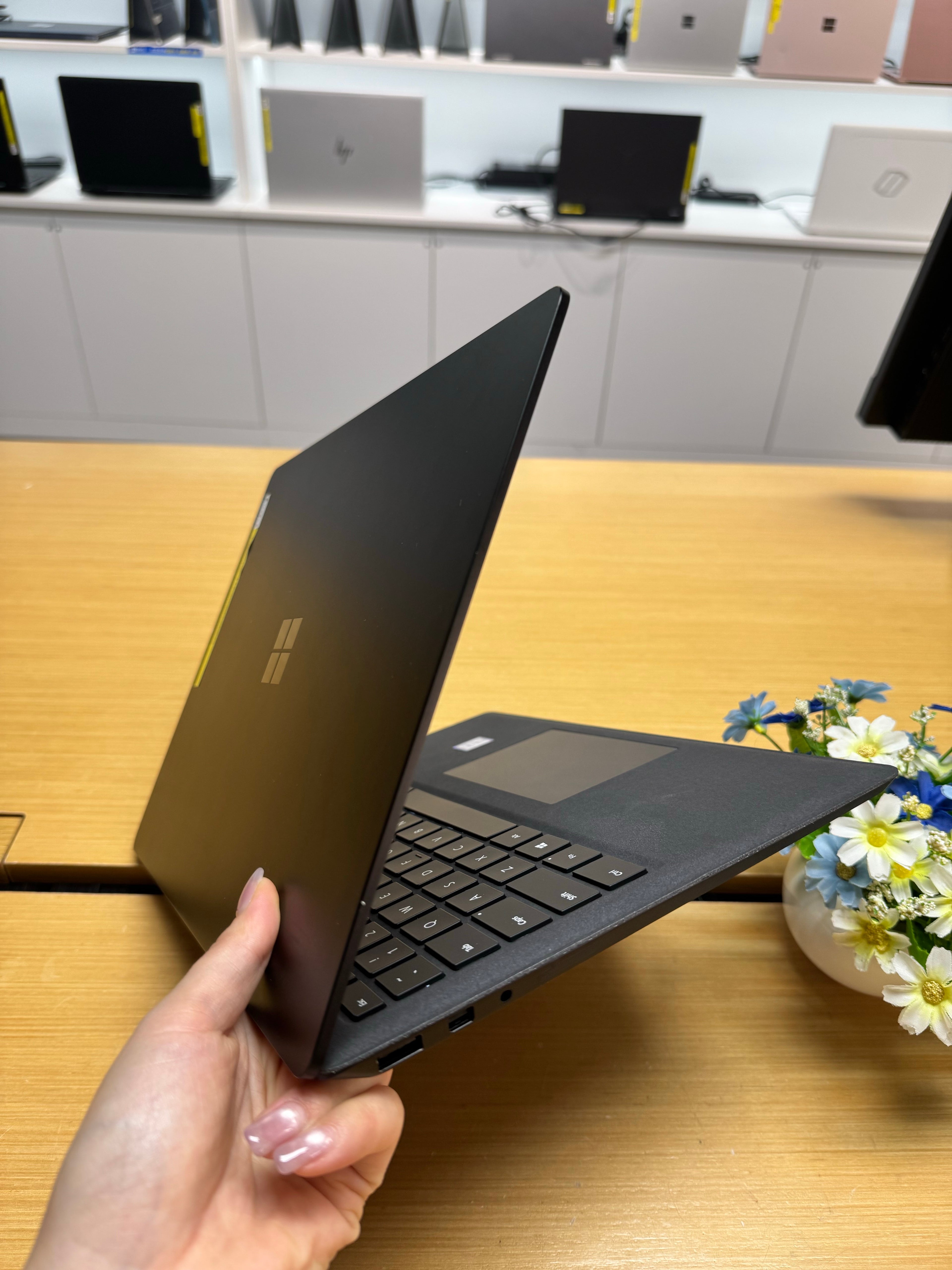 642703 Microsoft Surface Laptop 2 13” (8th Gen i5 | 8GB RAM | 256GB SSD | Touchscreen)