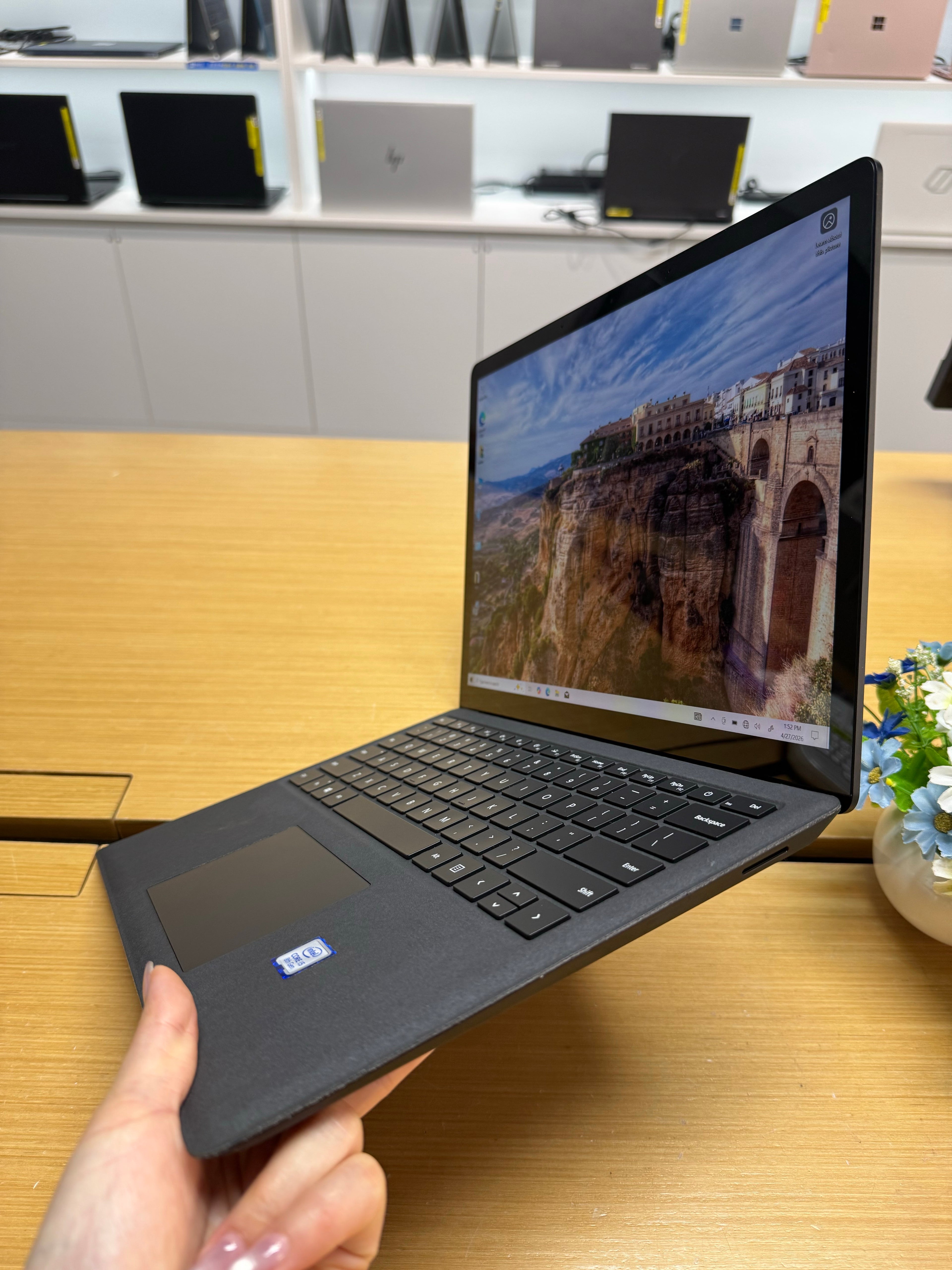 642703 Microsoft Surface Laptop 2 13” (8th Gen i5 | 8GB RAM | 256GB SSD | Touchscreen)