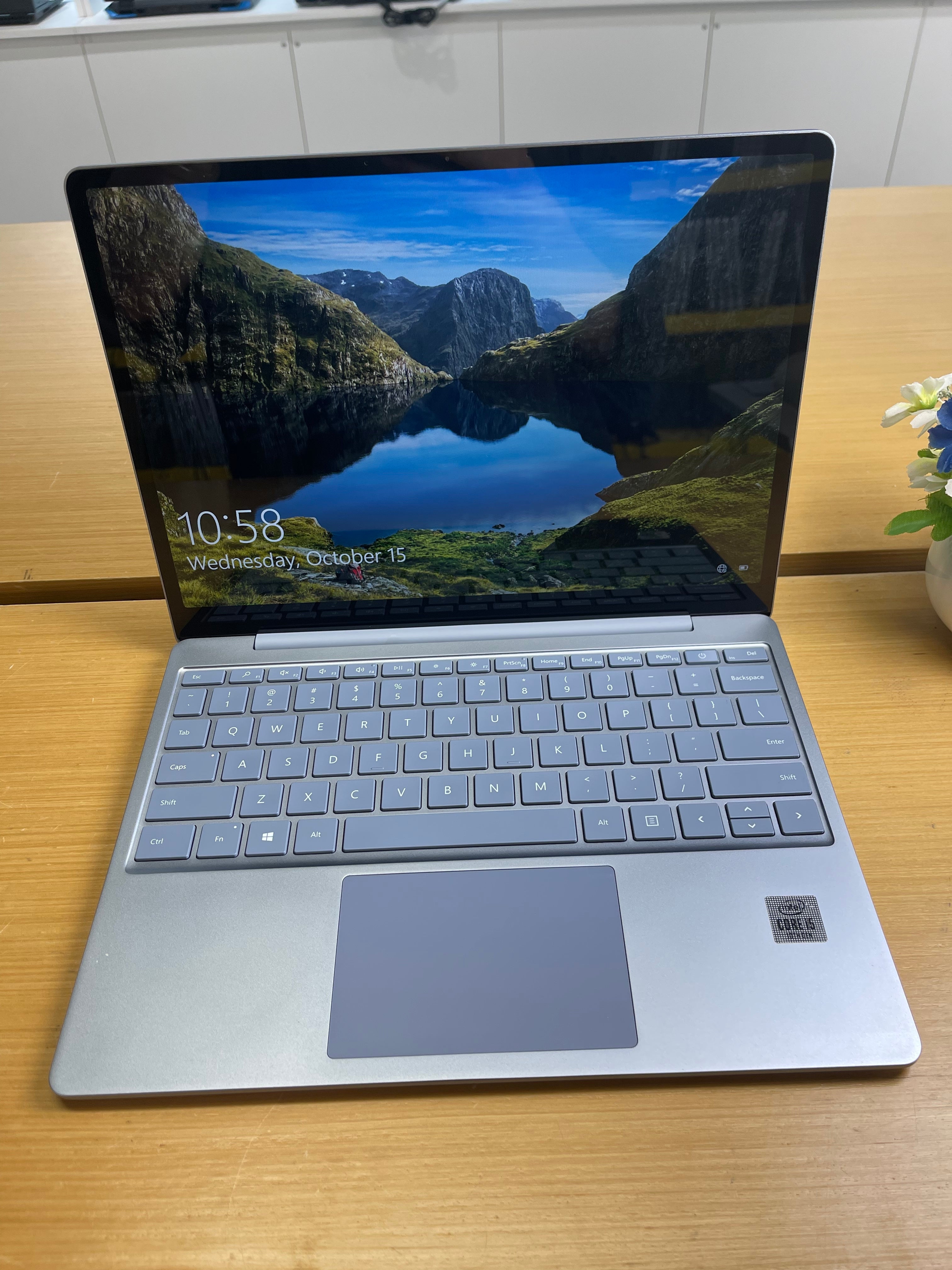 510164 Microsoft Surface Laptop Go 12” (10th Gen i5 | 8GB RAM | 256GB SSD | Touchscreen)