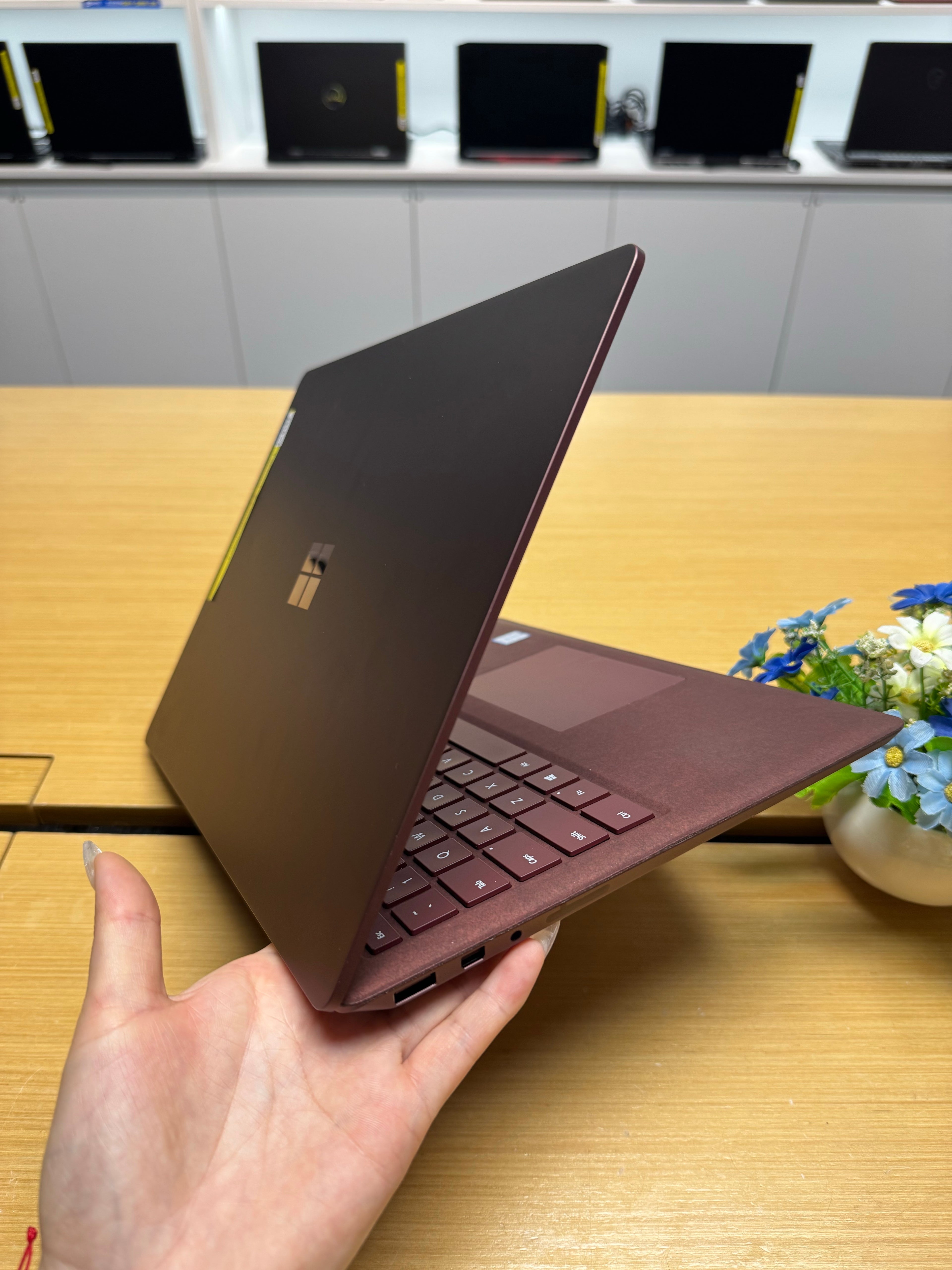 632307 Microsoft Surface Laptop 1 13” (7th Gen i5 | 8GB RAM | 256GB SSD | Touchscreen)