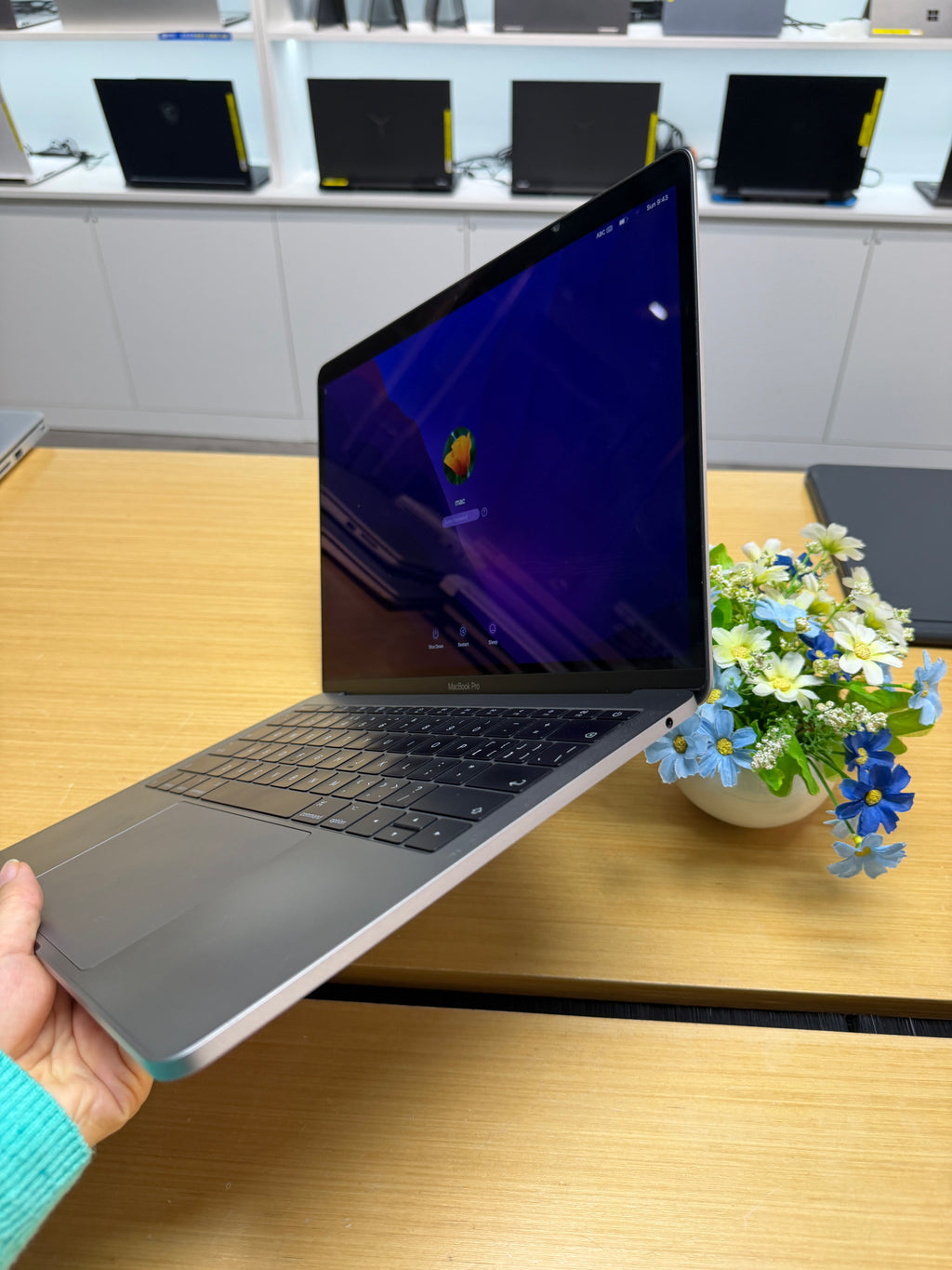 MacBook Pro 2017 13” (Intel Core i5 | 8GB RAM | 256GB SSD)