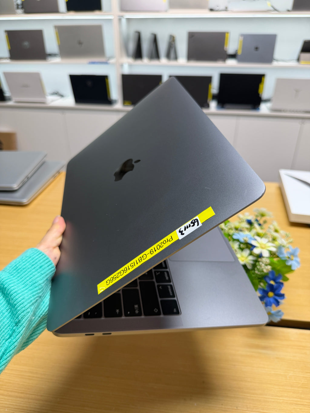 MacBook Pro 2019 13” Touch Bar (Intel Core i5 | 16GB RAM | 256GB SSD)