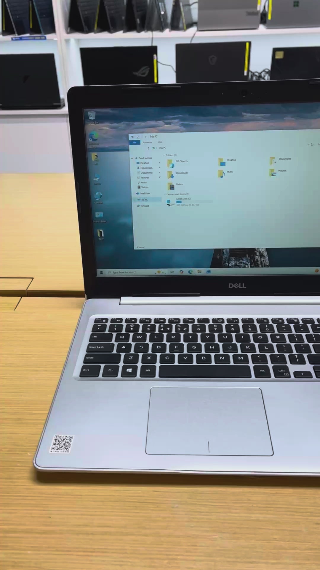 630901 Dell Inspiron 5575 15.6” (Ryzen 3 2200U | 8GB RAM | 256GB SSD | Vega 3 Graphics)